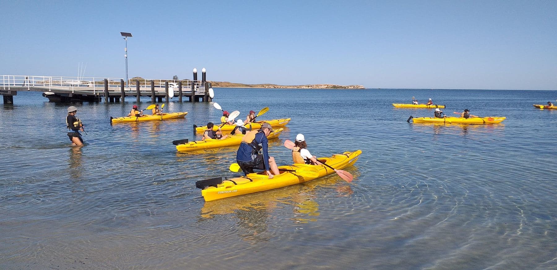 Sortie en kayak dans une baie turquoise, pendant le voyage en Australie.