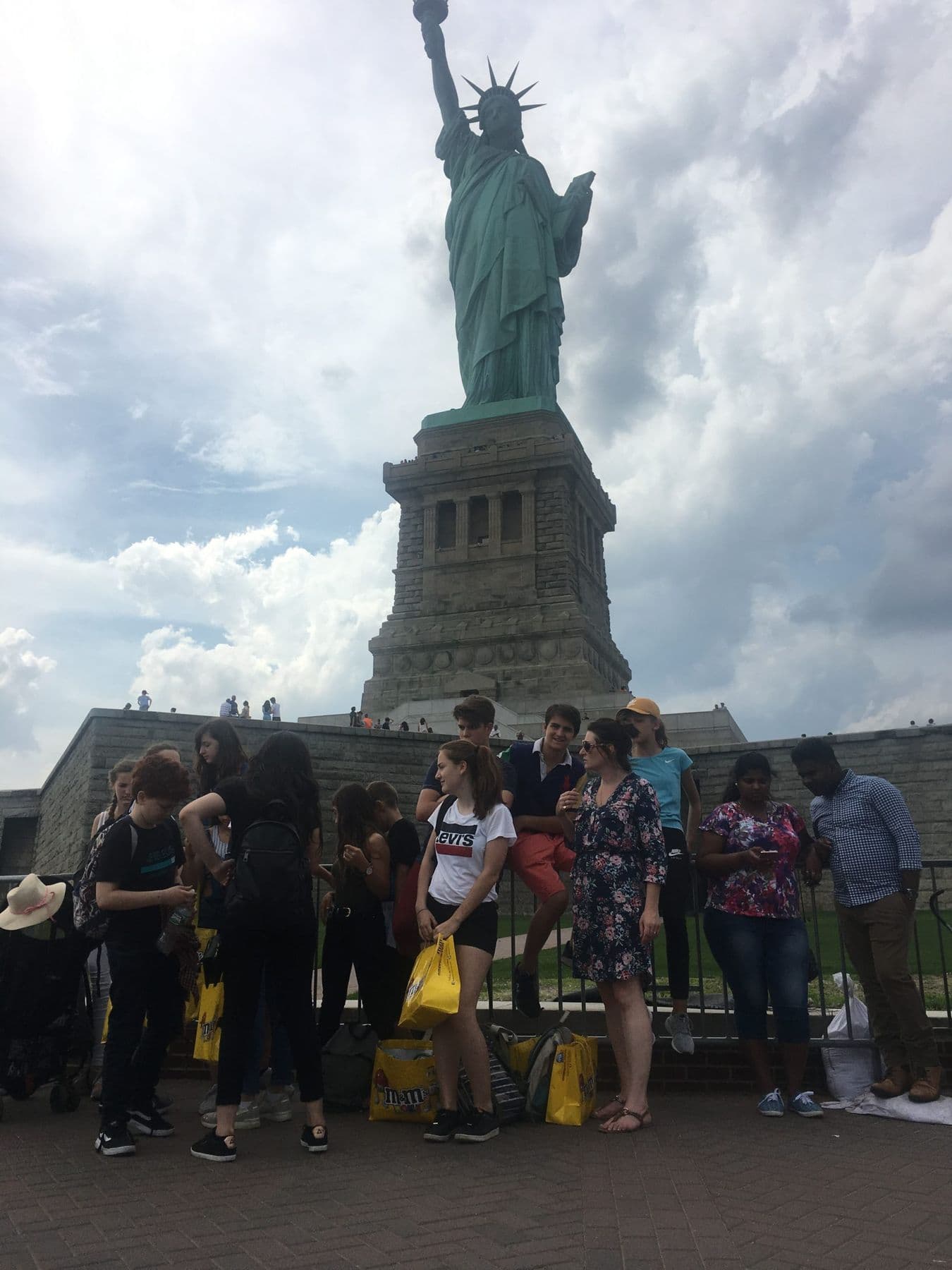 Un groupe d'élèves au pied de la statue de la Liberté, à New York.