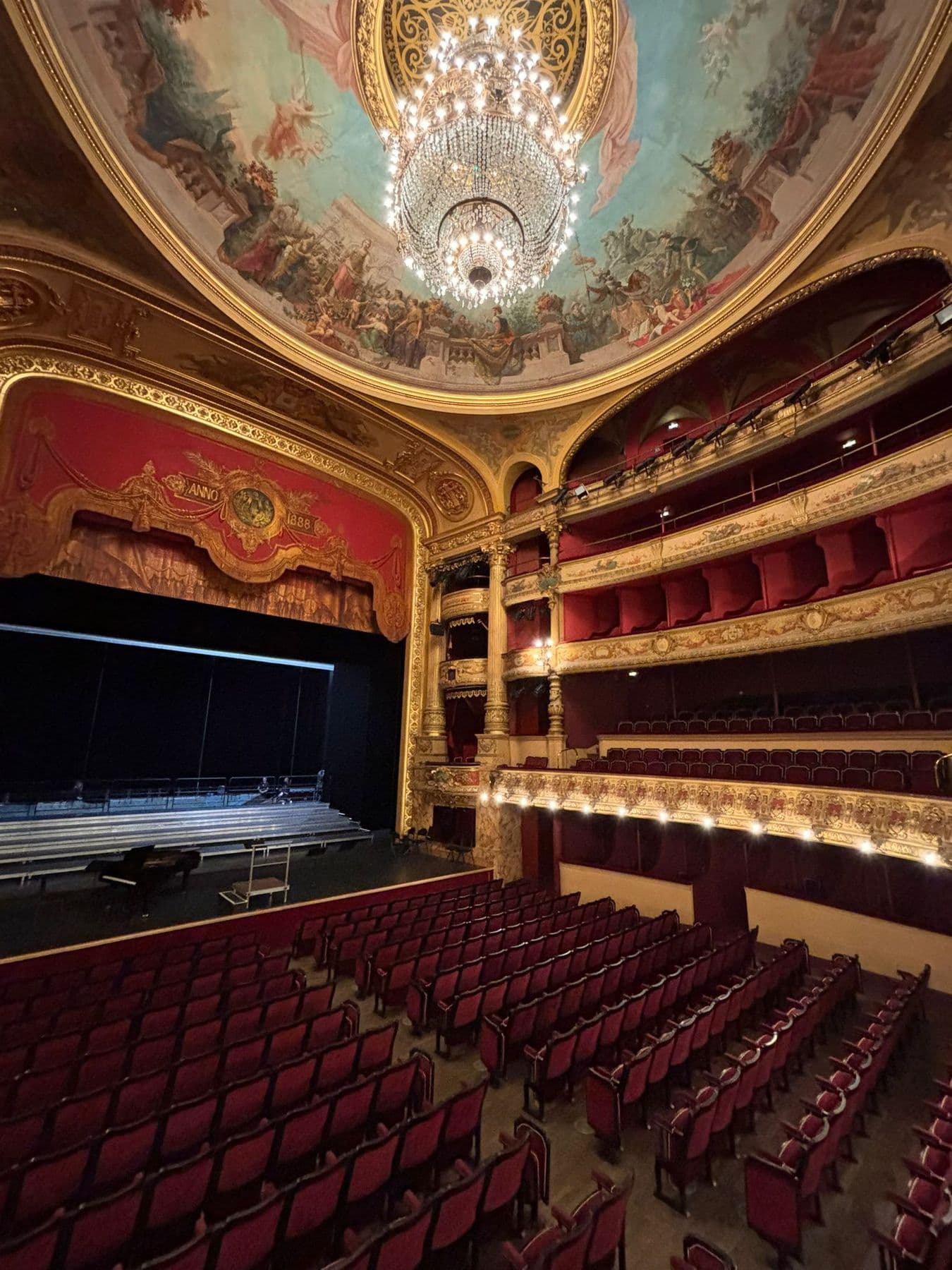 Une salle d'opéra à l'italienne, découverte lors d'une sortie scolaire.